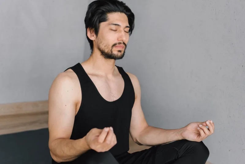男性閉眼冥想放鬆的照片